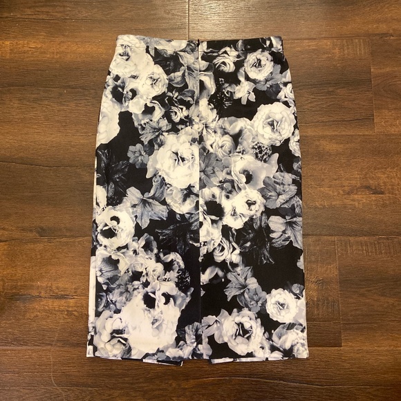 New SHILLA ROSE PRINT PENCIL SKIRT BLACK & WHITE SZ S - Picture 10 of 10